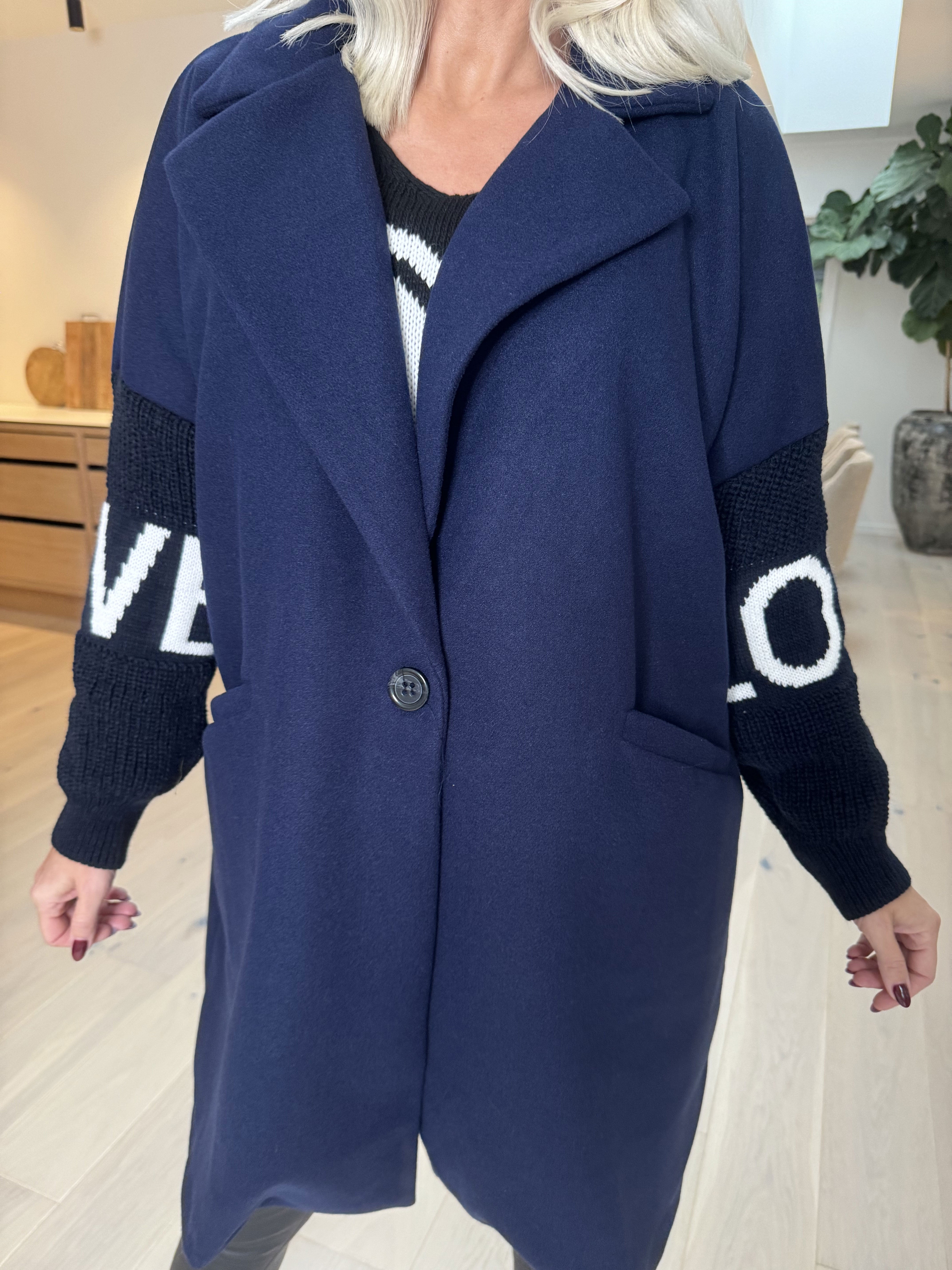 Debbie Short - Jakke med strikærmer